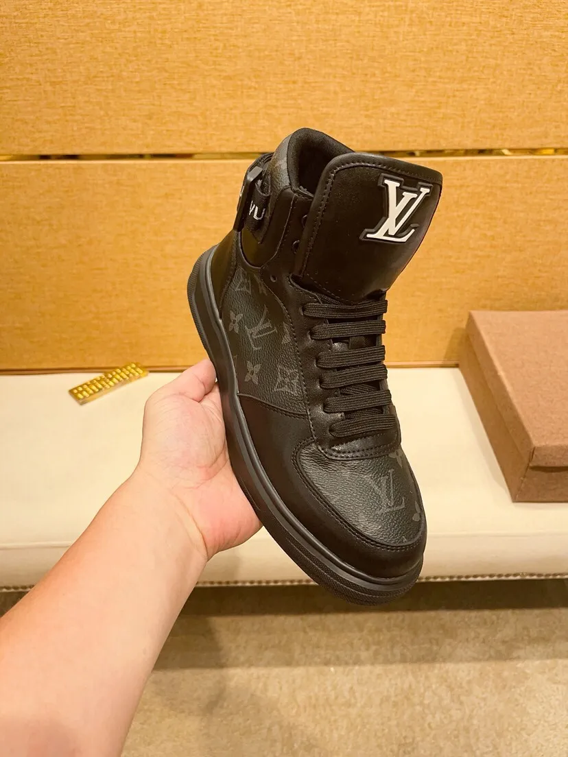 Factory price 440 [LV] Louis Vuitton's latest high-top casual Korean-style men's shoes, new autumn and winter design, perfect workmanship, creating cabinet quality, upper: cowhide material, leather lining; soft and comfortable, rubber outsole ultra-light, wear-resistant, simple, versatile fashion men's shoes, color optional, size 38--44